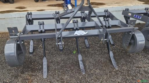 Subsolador de engate 3 pontos modelo AST 9/7 hastes (quebra fuzil) marca Tatu Imagem Subsolador de engate 3 pontos modelo AST 9/7 hastes (quebra fuzil) marca Tatu