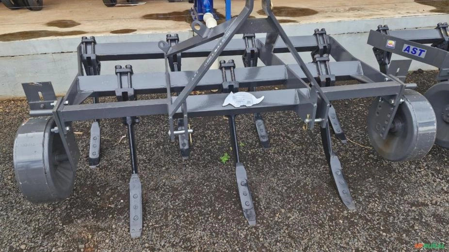 Subsolador de engate 3 pontos modelo AST 9/7 hastes (quebra fuzil) marca Tatu Imagem Subsolador de engate 3 pontos modelo AST 9/7 hastes (quebra fuzil) marca Tatu