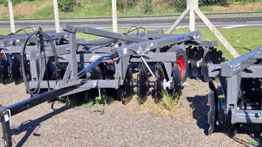 Grade Aradora Intermediária Controle Remoto GAICR 20 X 28" X 6,00 DM Marca TATU Imagem Grade Aradora Intermediária Controle Remoto GAICR 20 X 28" X 6,00 DM Marca TATU