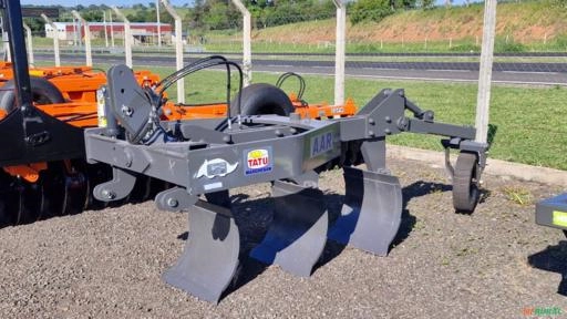 Arado de Aivecas Reversível modelo AAR 3 bacias desarme pino fusil marca Tatu Imagem Arado de Aivecas Reversível modelo AAR 3 bacias desarme pino fusil marca Tatu