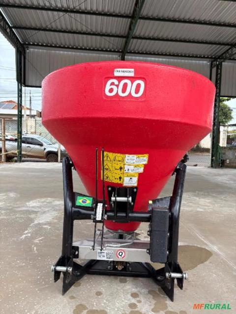 Adubadeira 600L reforçada com mexedor Imagem Adubadeira 600L reforçada com mexedor