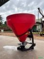 Adubadeira 600L reforçada com mexedor Imagem Adubadeira 600L reforçada com mexedor