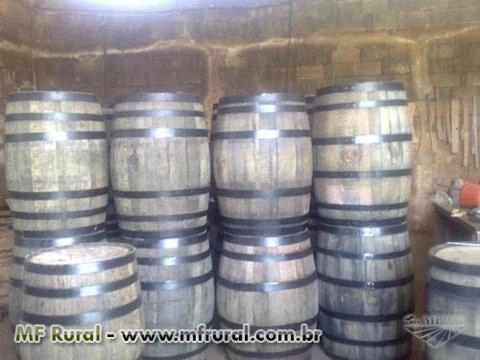 Toneis e barris de carvalhos e equipamentos para álcool Imagem Toneis e barris de carvalhos e equipamentos para álcool