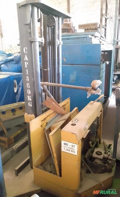 Empilhadeira elétrica. Imagem Empilhadeira elétrica.