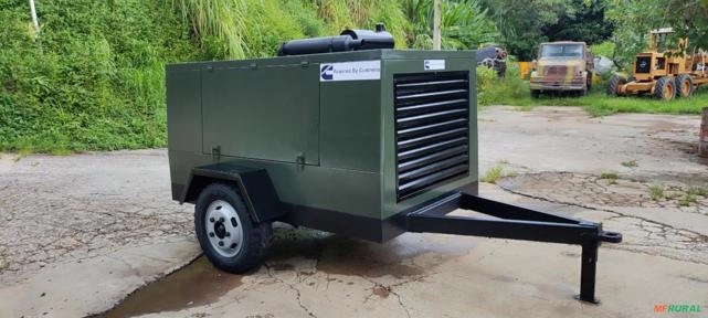 Compressor portátil de parafuso a diesel 425 PCM semi novo Imagem Compressor portátil de parafuso a diesel 425 PCM semi novo
