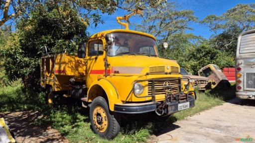 Caminhão 4x4 Mercedes LAK1316 com bloqueio e guincho hidráulico bombeiro com canhão Imagem Caminhão 4x4 Mercedes LAK1316 com bloqueio e guincho hidráulico bombeiro com canhão