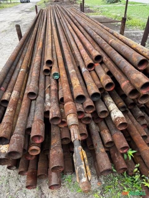 Tubos de aço carbono usados em bom estado para uso geral em construção e serralheria. Imagem Tubos de aço carbono usados em bom estado para uso geral em construção e serralheria.