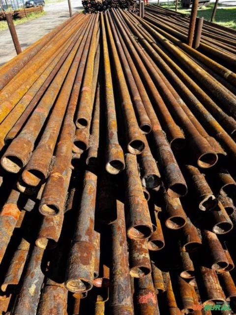 Imagem Tubos de aço carbono usados em bom estado para uso geral em construção e serralheria. Imagem Tubos de aço carbono usados em bom estado para uso geral em construção e serralheria.