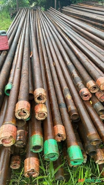 Imagem Tubos de aço carbono usados em bom estado para uso geral em construção e serralheria. Imagem Tubos de aço carbono usados em bom estado para uso geral em construção e serralheria.