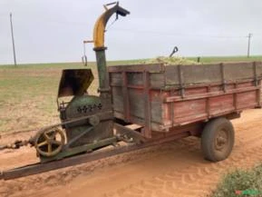 Picador de forragem e carreta