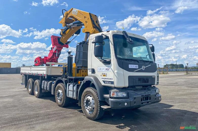 Caminhão Volvo VMX 360 8x4 23/23 Guindaste Canivete 80T e Manipulador 6T