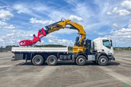 Caminhão Volvo VMX 360 8x4 23/23 Guindaste Canivete 80T e Manipulador 6T