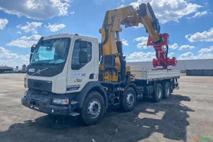 Caminhão Volvo VMX 360 8x4 23/23 Guindaste Canivete 80T e Manipulador 6T