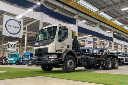 Caminhão Volvo VMX 290 6x4 23/24 Roll Off Rodomavi