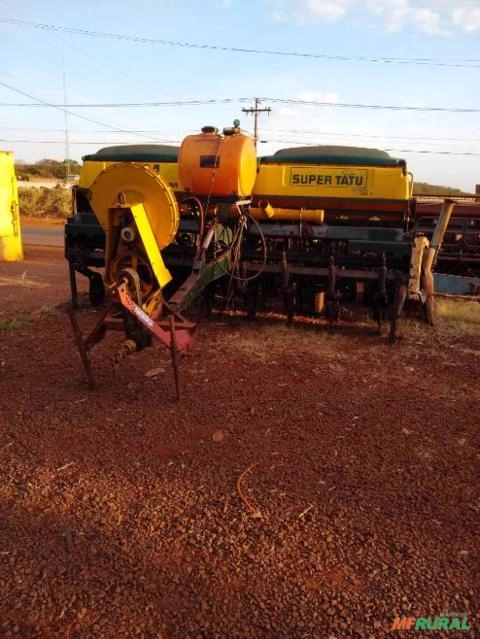 PLANTADEIRA TATU ULTRA SUPREMA 8 LINHAS DE 50 CM PNEUMÁTICA E INOCULANTE Imagem PLANTADEIRA TATU ULTRA SUPREMA 8 LINHAS DE 50 CM PNEUMÁTICA E INOCULANTE