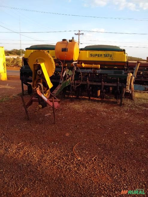 PLANTADEIRA TATU ULTRA SUPREMA 8 LINHAS DE 50 CM PNEUMÁTICA E INOCULANTE Imagem PLANTADEIRA TATU ULTRA SUPREMA 8 LINHAS DE 50 CM PNEUMÁTICA E INOCULANTE