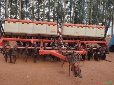 PLANTADEIRA JUMIL GUERRA 7090 PD EX 13 LINHAS PNEUMÁTICA ANO 2003 Imagem PLANTADEIRA JUMIL GUERRA 7090 PD EX 13 LINHAS PNEUMÁTICA ANO 2003