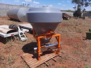 DISTRIBUIDOR DE FERTILIZANTES E SEMENTES 900 KG DISCOS E PALHETAS INOX (REFORÇADO) Imagem DISTRIBUIDOR DE FERTILIZANTES E SEMENTES 900 KG DISCOS E PALHETAS INOX (REFORÇADO)