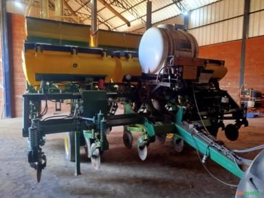 PLANTADEIRA JOHN DEERE 1111 ANO 2023 11 LINHAS DE 45 CM PNEUMÁTICA (ISOBUS, SENSOR, INOCULANTE) Imagem PLANTADEIRA JOHN DEERE 1111 ANO 2023 11 LINHAS DE 45 CM PNEUMÁTICA (ISOBUS, SENSOR, INOCULANTE)