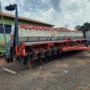 PLANTADEIRA JUMIL MAGNUM 3090 PD 15 LINHAS DE 50 CM PNEUMÁTICA FERTYSTEM Imagem PLANTADEIRA JUMIL MAGNUM 3090 PD 15 LINHAS DE 50 CM PNEUMÁTICA FERTYSTEM